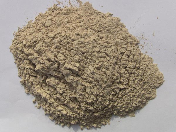 礬土性質(zhì) 礬土主要成分是氧化鋁，為煉鋁和耐火材料的主要原料。白色或灰白色，因含鐵而呈褐黃或淺紅色。密度3.45g/cm3，硬度1～3，不透明，質(zhì)脆。極難熔化，不溶于水，能溶于硫酸、氫氧化鈉溶液。 地區(qū)分布 中國鋁土礦資源比較豐富，在全國18個省、自治區(qū)、直轄市已查明鋁土礦產(chǎn)地205處，其中大型產(chǎn)地72處（不包括臺灣），主要分布在山西、山東、河北、河南、貴州、四川、廣西、遼寧、湖南等地。 投資前景 1.可用于煉鋁工業(yè)。用于國防、航空、汽車、電器、化工、日常生活用品等。 2.可用于精密鑄造。礬土熟料加工成細粉做成鑄模后精鑄。用于軍工、航天、通訊、儀表、機械及醫(yī)療器械部門。 3.可用于耐火制品。高鋁礬土熟料耐火度高達1780℃，化學穩(wěn)定性強、物理性能良好。 4.硅酸鋁耐火纖維。用于鋼鐵、有色冶金、電子、石油、化工、宇航、原子能、國防等多種工業(yè)，消防人員可用耐火纖維布做成衣服。 5.制造礬土水泥、研磨材料、陶瓷工業(yè)以及化學工業(yè)可制鋁的各種化合物。 鋁礬土磨粉制備 鋁礬土粉是選用煅燒過的熟鋁礬土礦石用雷蒙磨加工制成的細粉，粒度通常為100目-325目，在耐火材料行業(yè)得到了廣泛的應用。通常加工的流程為先經(jīng)顎式破碎機進行破碎，然后篩分進入鋁礬土雷蒙磨或鋁礬土超細磨粉機中，進行鋁礬土粉制備，使其應用更加廣泛。