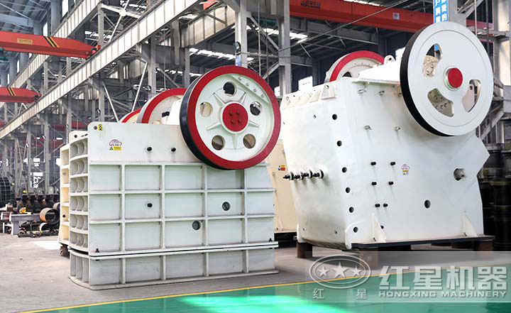 顎式破碎機(jī)實(shí)拍圖，型號(hào)多樣，價(jià)格在10-80萬之間