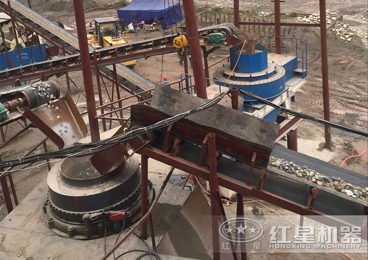 鵝卵石粉碎機作業(yè)現場